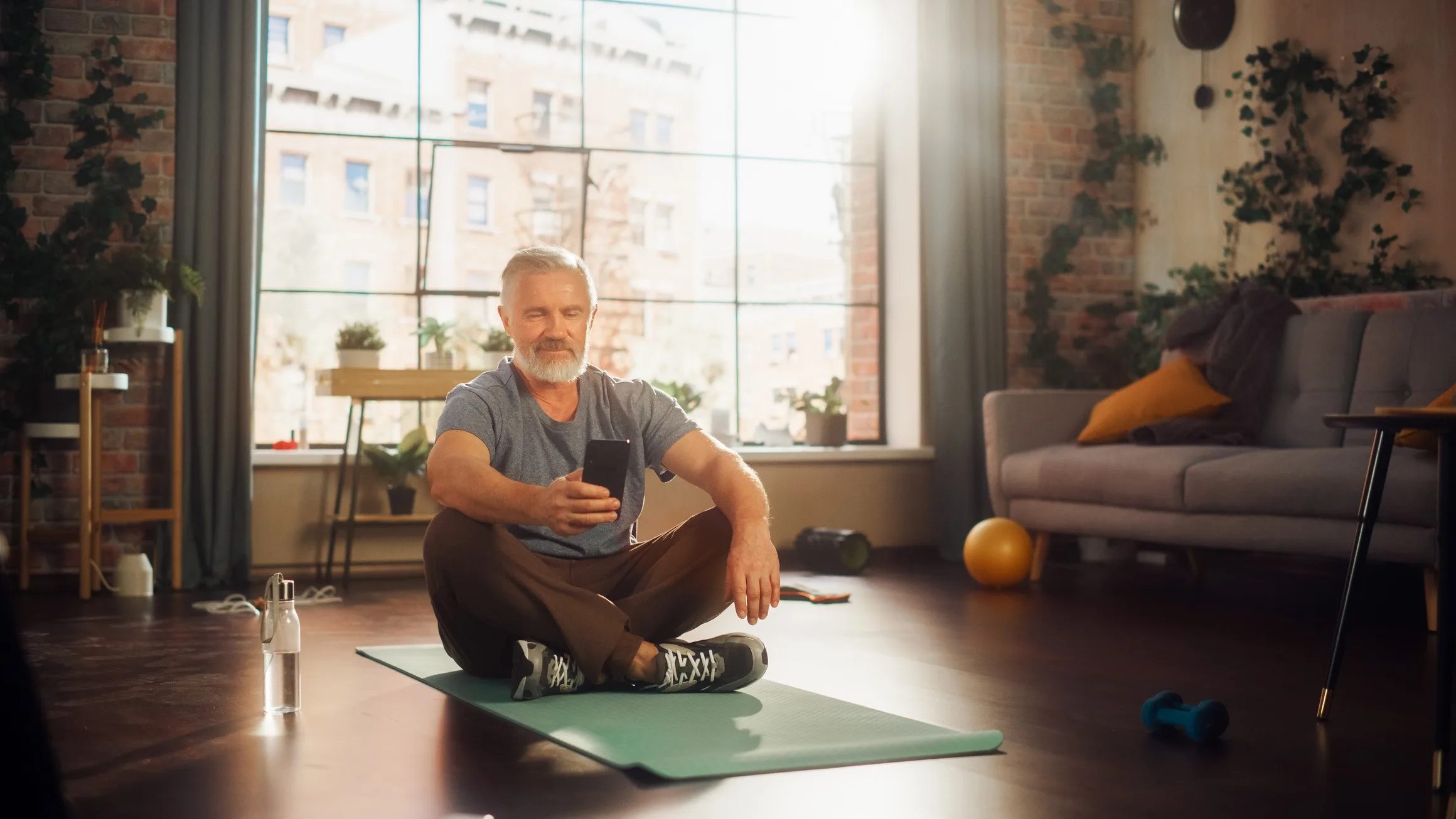 Old men smiling while use Fitsse app