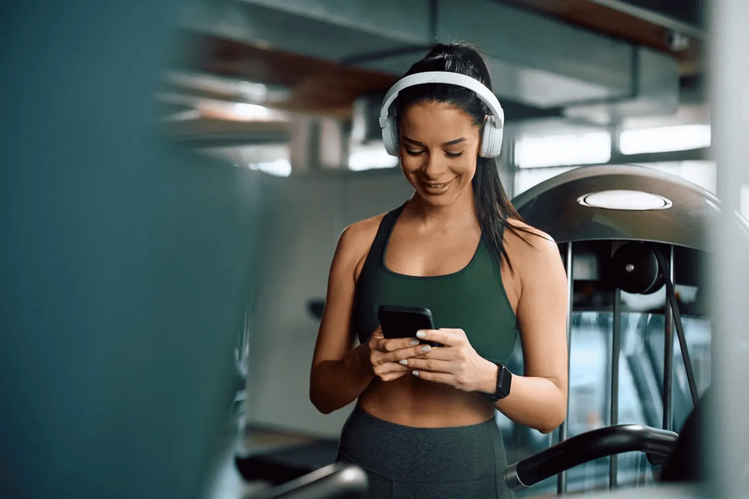 Women earning rewards on Fitsse app