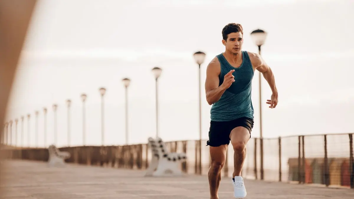 Men running in sunset on Fitsse app